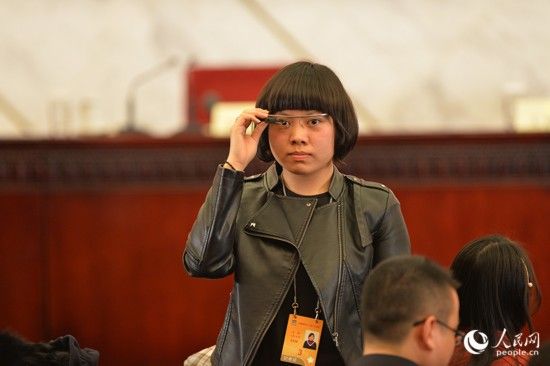 人民网3月3日电3月2日,全国政协十二届二次会议新闻发布会在北京人民大会堂举行。记者佩戴“采访神器”参加新闻发布会。