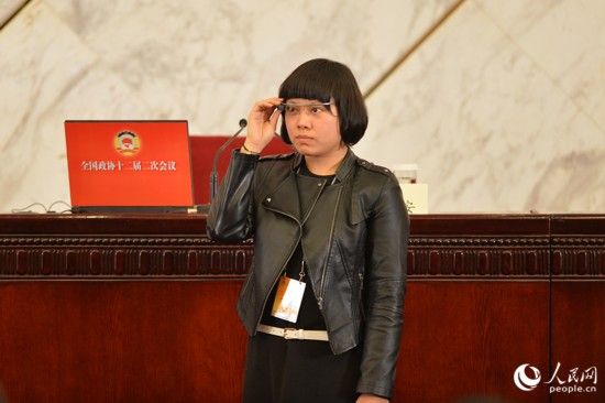 3月2日,全国政协十二届二次会议新闻发布会在北京人民大会堂举行。记者佩戴“采访神器”参加新闻发布会。人民网记者