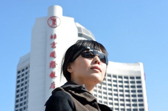 3月2日,全国政协十二届二次会议新闻发布会在北京人民大会堂举行。记者佩戴“采访神器”参加新闻发布会。人民网记者