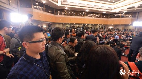 3月2日,全国政协十二届二次会议新闻发布会在北京人民大会堂举行。记者佩戴“采访神器”参加新闻发布会。人民网记者