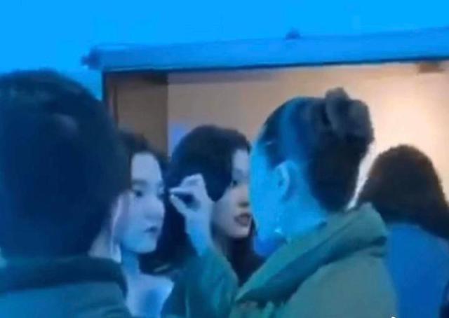 宋祖儿被摘假睫毛上热搜 钟楚曦的互动好有爱