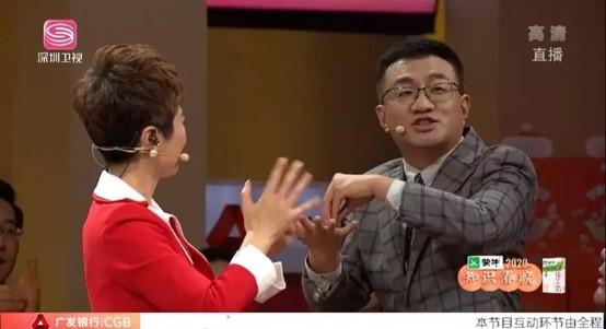 北医三院ICU医生薄世宁在晚会现场演示正确洗手方式