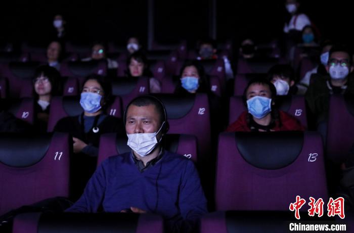 影迷在戴口罩观影。 张亨伟 摄 影迷在戴口罩观影。 张亨伟 摄