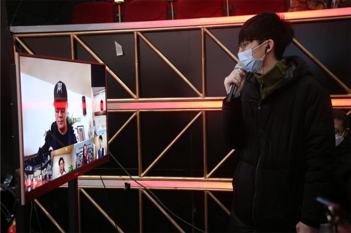 工作人员录制现场戴口罩 工作人员录制现场戴口罩