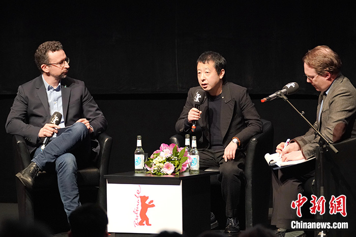 当地时间2月21日，入围第70届柏林电影节特别展映单元的著名导演贾樟柯新片《一直游到海水变蓝》在柏林举行全球首映礼。图为影片首映结束后，贾樟柯（中）回答现场观众提问。<a target='_blank' href='http://www.chinanews.com/'>中新社</a>记者 彭大伟 摄
